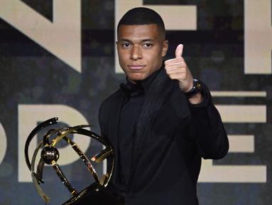 Pemain Paris Saint-Germain, Kylian Mbappe memberikan gestur jempol setelah menerima penghargaan Pemain Terbaik Liga Prancis 2022/2023 dari UNFP (French National Professional Football players Union) pada acara yang berlangsung di Paris, Prancis, 28 Mei 2023. (AFP/Bertrand Guay)