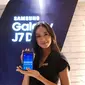 Seorang model menunjukkan smartphone Samsung Galaxy J7 Duo yang dibanderol Rp 3,699 jutaan dan tersedia preorder ekslusif di Blibli.com (Liputan6.com/ Agustin Setyo W)
