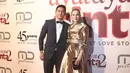 Aktris Chelsea Islan bersama pasangannya, Daffa Wardhana berpose saat menghadiri gala premiere film Ayat Ayat Cinta 2 di Jakarta, Kamis (07/12). (Liputan6.com/Herman Zakharia)