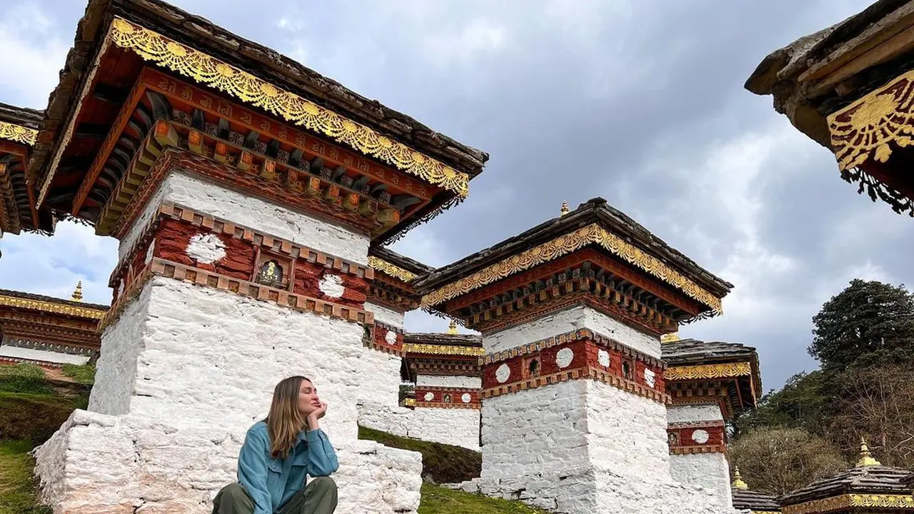 8 Potret Liburan Luna Maya di Bhutan, Menawan Kenakan Baju Adat