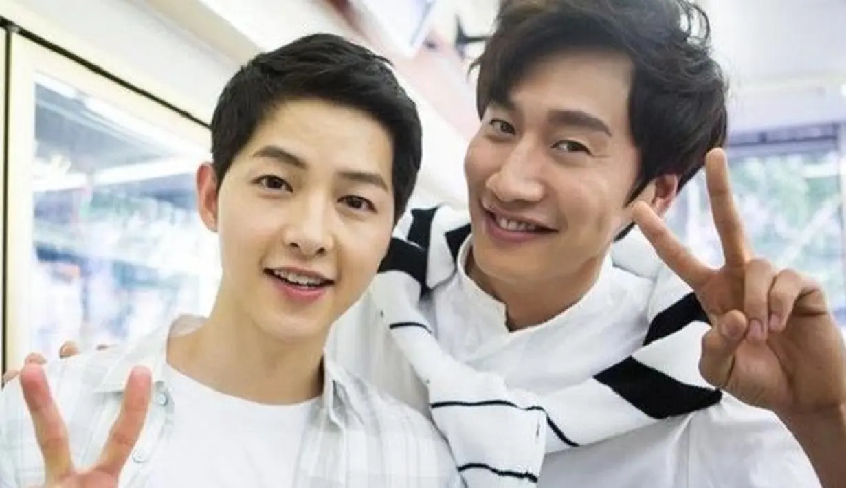 Persahabatan Song Joong Ki dan Lee Kwang Soo sudah berjalan selama 8 tahun. Saat Song Joong Ki menikah, Lee Kwang Soo meminta agar Song Hye Kyo menjaga teman baiknya itu. (Foto: hellokpop.com)