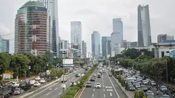 Sejumlah kendaraan melintasi tol dalam kota di kawasan Semanggi, Jakarta, Rabu (13/2). Rencananya PT Jasa Marga Tbk (persero) akan menaikkan tarif Tol Dalam Kota Jakarta. (Liputan6.com/Faizal Fanani)