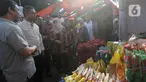 Penjabat (Pj) Gubernur DKI Jakarta Heru Budi Hartono meninjau stand atau booth makanan pada acara Jakarta Food Festival (JakFood Fest) 2024 di Pasar Induk Cipinang, Jakarta Timur, Kamis (20/6/2024). (merdeka.com/Imam Buhori)