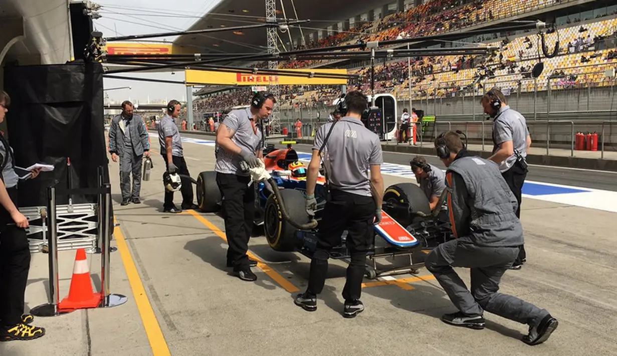 Rio Haryanto sempat berada di posisi ke-14 sebelum pit stop dalam latihan bebas kedua F1 GP China di Sirkuit Internasional Shanghai, China, Jumat (15/4/2016). (Bola.com/Twitter/Manorracing)