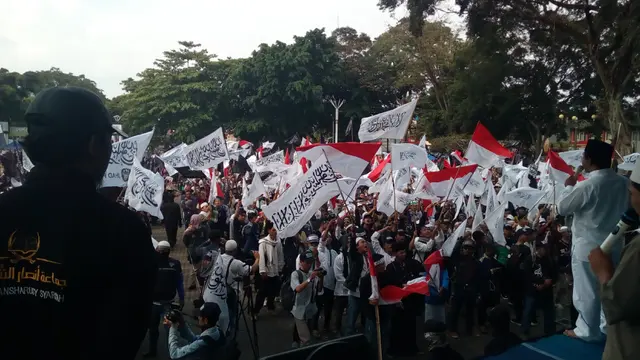 Ribuan massa menolak pembakaran bendera HTI di Garut