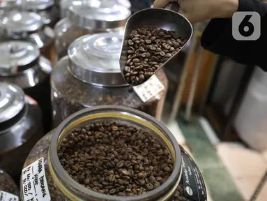 Pekerja menyortir biji kopi di salah satu gerai penjualan kopi di Pasar Santa, Jakarta,Rabu (30/10/2024). (Liputan6.com/Angga Yuniar)