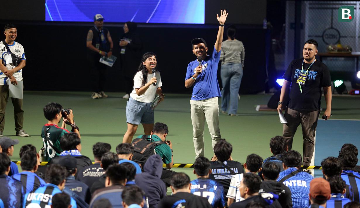 Fans Inter Milan menjawab kuis dalam kegiatan nonton bareng final Liga Champions 2022/2023 antara Inter Milan vs Man City yang diselenggarakan oleh Inter Club Indonesia (ICI) di Tennis Indoor Senayan, Jakarta, Minggu (11/6/2023) dini hari WIB. (Bola.com/Bagaskara Lazuardi)