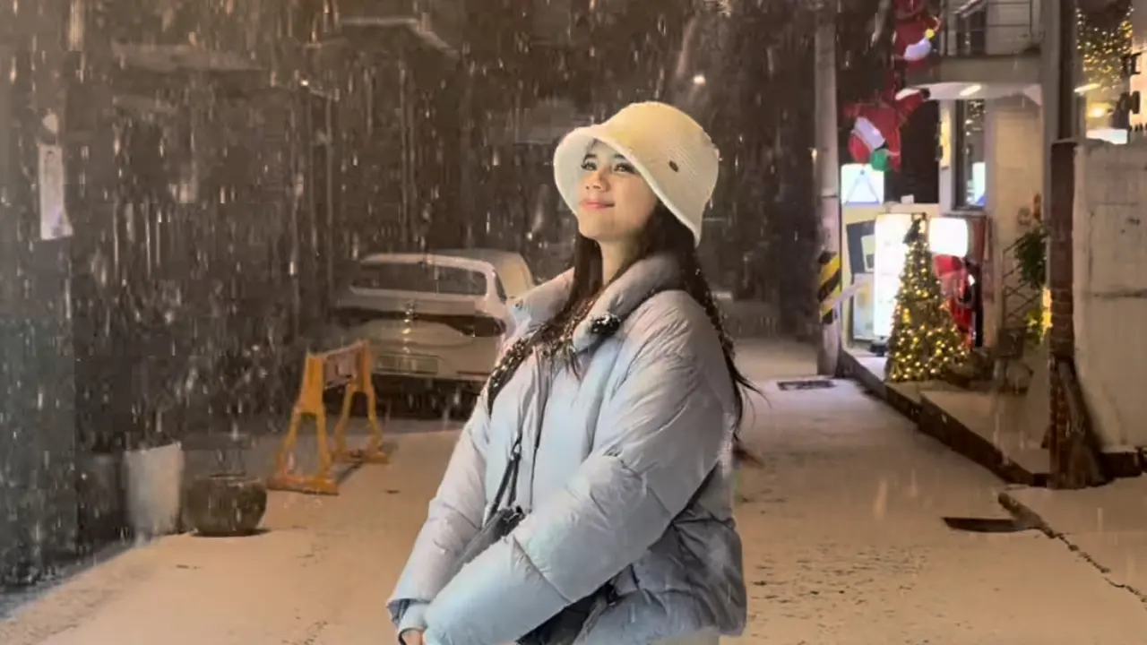 Audi Marissa di Korea Selatan dengan Outfit Musim Dingin saat merayakan salju pertama turun tahun ini. [@audimarissa]