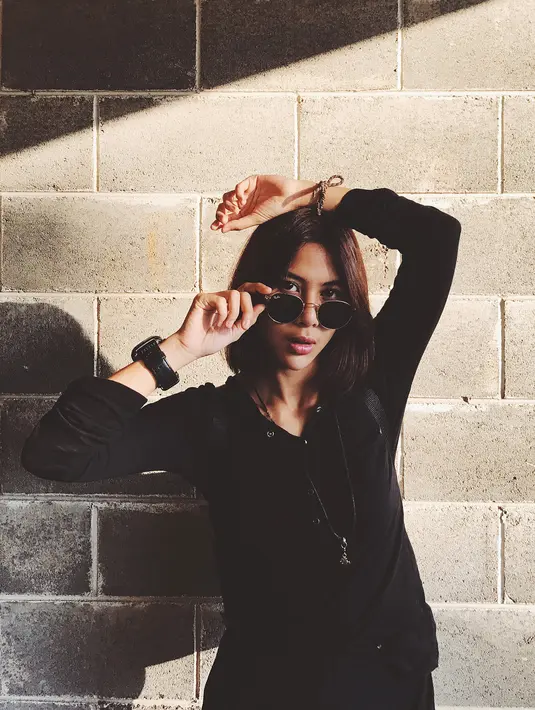 Siapa yang menyangka di balik wajahnya yang cantik, ternyata Adinda Thomas gemar naik gunung. (foto: instagram.com/adindathomas)