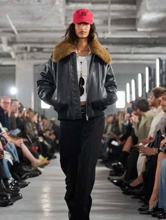 Siluet maskulin juga berhasil hadir dengan cara elegan dan bisa dipakai baik pria maupun wanita.