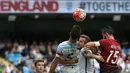 Striker Inggris, Harry Kane, duel udara dengan gelandang Turki, Mehmet Topal, pada laga persahabatan. Duet Kane-Vardy berjalan baik dengan catatan sembilan kali tembakan. (AFP/Scott Heppell)