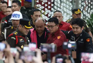 Mantan Kepala Badan Gizi Nasional (BGN), Dadan Hindayana (mengenakan rompi tahanan – tengah) digiring ke mobil tahanan usai menjalani pemeriksaan di Gedung Kejaksaan Agung RI, Jakarta, Rabu (3/6/2026). (Kapanlagi.com/Budy Santoso)