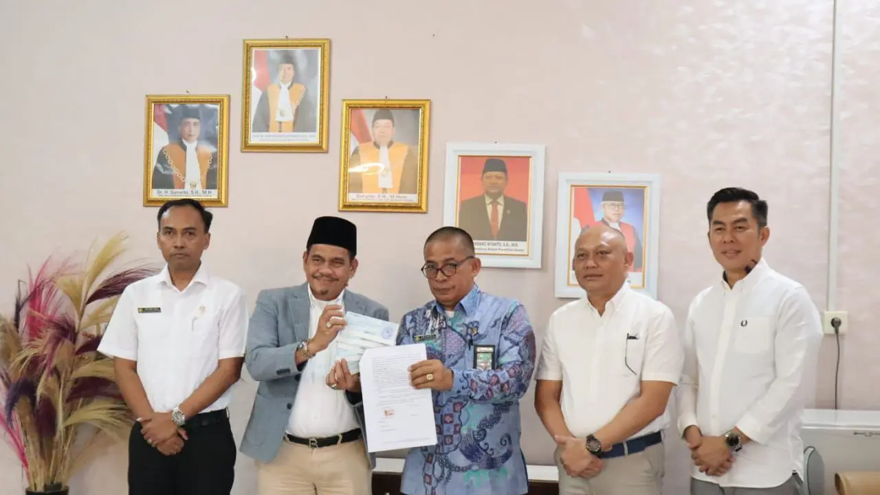 Penyerahan uang ganti rugi lahan PTPN I Regional 7 yang dibangun menjadi ruas jalan tol Simpang Indralaya - Muaraenim, Sumatera Selatan. Foto : (Istimewa).