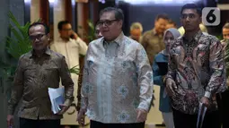 Menurut keterangannya, ia bersama pihak KPK bakal mendiskusikan ihwal tarif resiprokal Amerika Serikat (AS). Tampak dalam foto, Menteri Koordinator (Menko) Bidang Perekonomian, Airlangga Hartarto (tengah) berjalan menuju pintu keluar Gedung Merah Putih Komisi Pemberantasan Korupsi (KPK), Jakarta, Rabu (14/1/2026). (Liputan6.com/Helmi Fithriansyah)