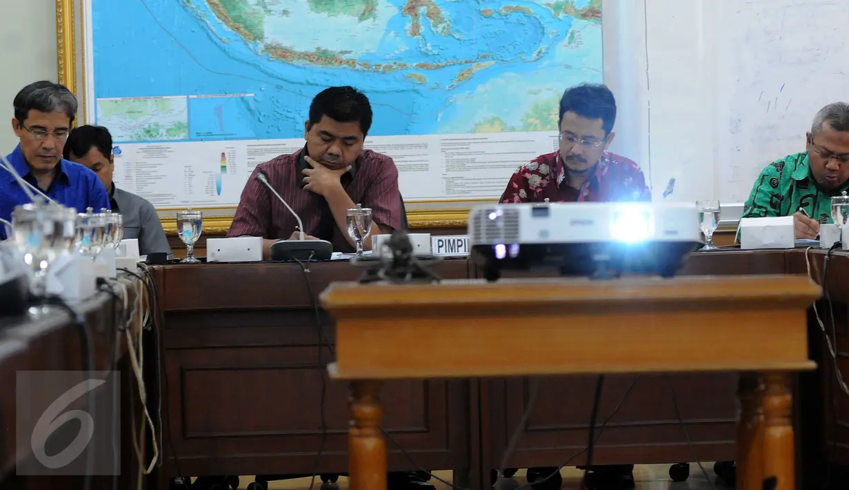 (Ki-ka) Komisioner KPU, Hadar Nafis Gumay, Juri Ardiantoro, Ferry Kurnia Rizkiyansyah dan Arief Budiman menggelar focus group discussion (FGD) bersama dengan 14 lembaga pemantau Pemilu di gedung KPU, Jakarta, Selasa (29/9). (Liputan6.com/Helmi Afandi)