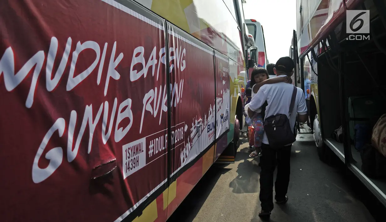 Peserta berjalan menuju bus mudik gratis di depan Kantor PT ASABRI, Jakarta, Minggu (10/6). Program mudik gratis ini memberangkatkan 20 bus dengan 1.000 pemudik tujuan Solo, Yogyakarta, Semarang dan Surabaya. (Merdeka.com/Iqbal S. Nugroho)