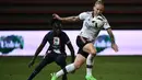 Pemain MU, Leah Galton (kanan) mengontrol bola dibayangi pemain PSG dalam pertandingan semi final Women's French Cup 2022. (AFP/Valentine Chapuis)