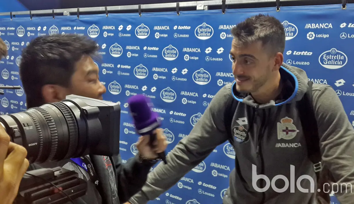 Pertemuan hangat dengan pemain RC Deportivo La Coruna, José Luis Mato Sanmartín (Joselu) usai melawan Barcelona di Stadion Riazor. (Bola.com/Okky Herman Dilaga)