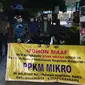 Penyekatan jalan menuju perumahan oleh petugas saat pemberlakuan PPKM Mikro di Pekanbaru. (Liputan6.com/M Syukur)