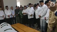 Menteri Pertahanan Prabowo Subianto (ketiga kanan) saat melayat KH Salahuddin Wahid atau Gus Sholah di rumah duka kawasan Mampang Prapatan, Jakarta, Senin (3/2/2020). Gus Sholah akan dimakamkan di Jombang. (Liputan6.com/Herman Zakharia)