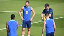 Begitu menjalani sesi latihan di Al Warkah Sport Complex, Harry Kane dan kolega mengeluhkan cuaca yang dinilai sangat panas. (AFP/Paul Ellis)