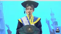 Ni Nyoman Nikunja Vasini, mahasiswa non-muslim yang wisuda di UMP, Purwokerto. (Foto: Liputan6.com/Istimewa)