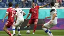 Pada menit ke-72, Rusia hampir menggandakan keunggulan lewat Dzyuba. Sayangnya tembakan melengkung yang ia lesatkan dari dalam kotak pinalti itu, masih dapat dipatahkan oleh Hradecky. (Foto: AP/Pool/Dmitri Lovetsky)
