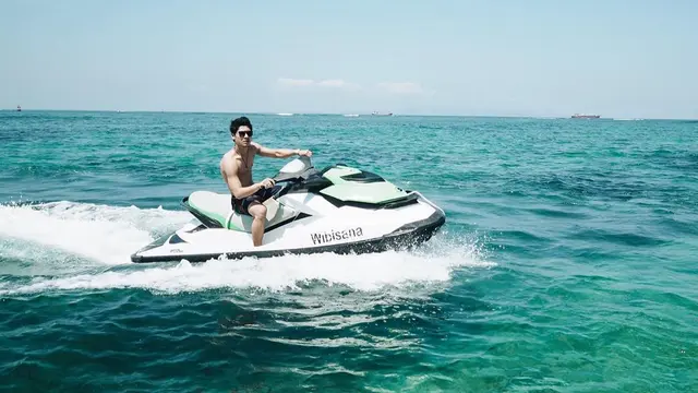7 Potret Liburan Rizky Billar di Pantai, Dari Santai Hingga Berkuda
