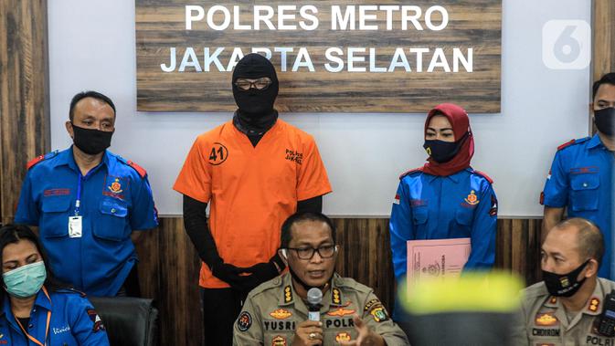 Aktor berinisial DS atau Dwi Sasono saat dirilis terkait kasus kepemilikan narkoba di Polres Metro Jakarta Selatan, Senin (1/6/2020). DS ditangkap pada 26 Mei lalu di rumahnya di kawasan Pondok Labu Jakarta Selatan.  (Liputan6.com/Faizal Fanani)