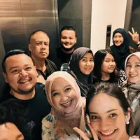 Enzy Storia telah menikah dan saat ini turut pindah ke Amerika mengikuti sang suami yang bekerja sebagai seorang diplomat. Baru saja, Enzy mengunggah beberapa foto kebersamaannya bersama keluarganya. Mari kita simak di sini. Foto: Instagram.