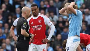 Erling Haaland dan Gabriel Magalhaes bersitegang pada laga Manchester City vs Arsenal dalam lanjutan Liga Inggris 2025/2026 di Etihad Stadium, Minggu (19/4/2026). (Darren Staples / AFP)