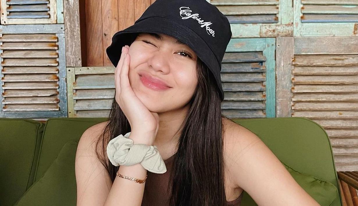 Perempuan kelahiran 2002 ini sudah menginjak usia 20 tahun dan sering tampilkan gaya yang modis. Aaliyah Massaid cukup sering mengunggah gaya OOTD yang fashionable dengan memakai topi.(Liputan6.com/IG/@aaliyah.massaid)