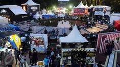 Puluhan stand fashion clothingan berjajar di JakCloth 2015 yang dihelat di Parkir Timur Senayan Jakarta, Rabu (30/12/2015). JakCloth 2015 berlangsung pada 30 Desember 2015 hingga 3 Januari 2016. (Liputan6.com/Helmi Fithriansyah)