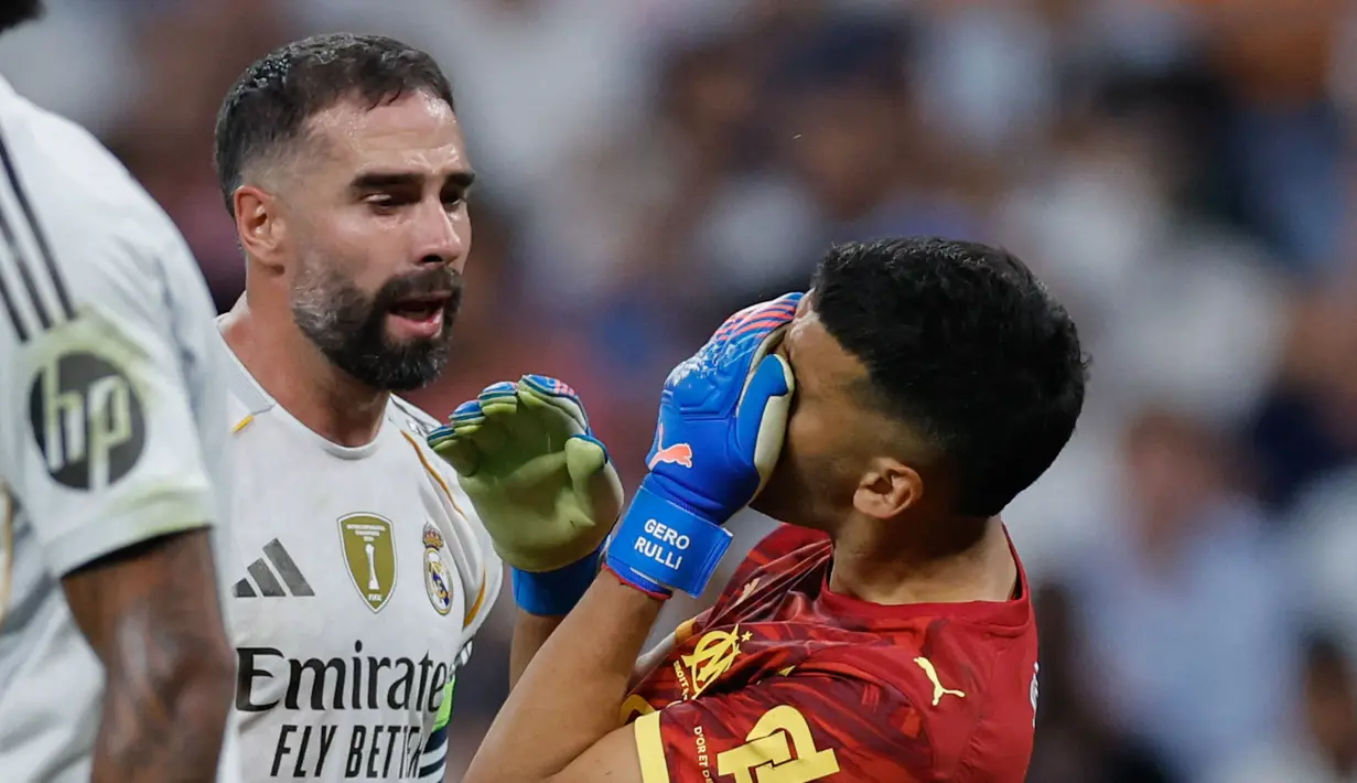 Dani Carvajal dikeluarkan dari lapangan setelah menanduk kiper Marseille Gerónimo Rulli pada menit ke-72. (AFP/Oscar Del Pozo)
