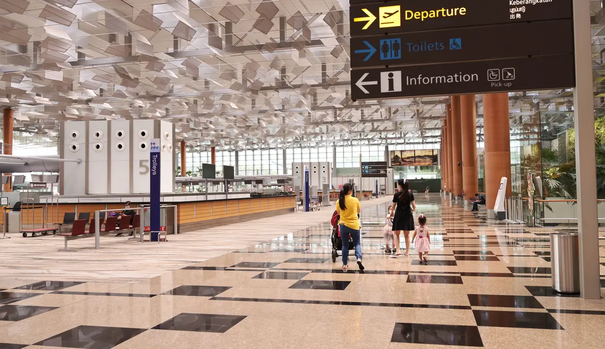 <p>Orang-orang berada di terminal 3 Bandara Changi Singapura (7/12/2020). Bandara Changi Singapura tampak sepi jelang menyambut Natal di Tengah Pandemi COVID-19. (Xinhua/Then Chih Wey)</p>