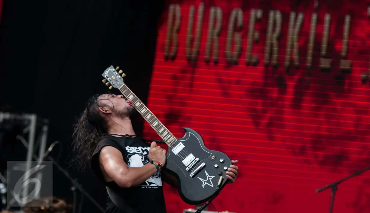 Aksi panggung gitaris band Burgerkill saat tampil dalam festival metal "Hammersonic 2017" di Ecopark Ancol, Jakarta, Minggu (7/5). (Liputan6.com/Gempur M. Surya)