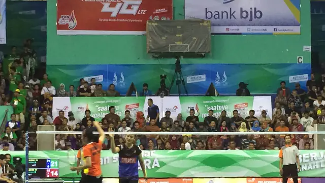 Jawa Barat berhadapan dengan Jawa Timur di semifinal bulu tangkis nomor beregu putri pada PON Jabar 2016