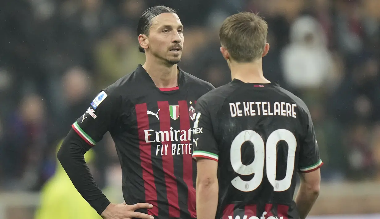 Ekspresi kecewa striker AC Milan, Zlatan Ibrahimovic dan rekannya Charles De Ketelaere setelah ditahan imbang 1-1 Salernitana pada laga pekan ke-26 Liga Italia 2022/2023 di San Siro Stadium, Milan, Selasa (14/3/2023) dini hari WIB. (AP Photo/Luca Bruno)
