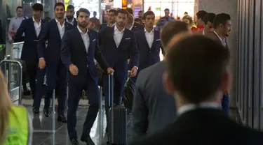 Tim nasional (Timnas) Iran tiba di bandara internasional Vnukovo di luar Moskow, Selasa (5/6). Delapan hari menjelang upacara pembukaaan, Iran menjadi tim pertama yang tiba di Rusia untuk Piala Dunia 2018. (AP Photo/Alexander Zemlianichenko)