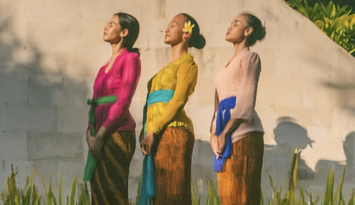 Maudy memilih mengenakan kebaya fuschia lengan panjang yang dipadukan obi warna hijau.  Kebaya tersebut dipadukan dengan kain batik warna coklat sebagai bawahannya yang membuat Maudy semakin tampil memesona. [@maudyayunda]