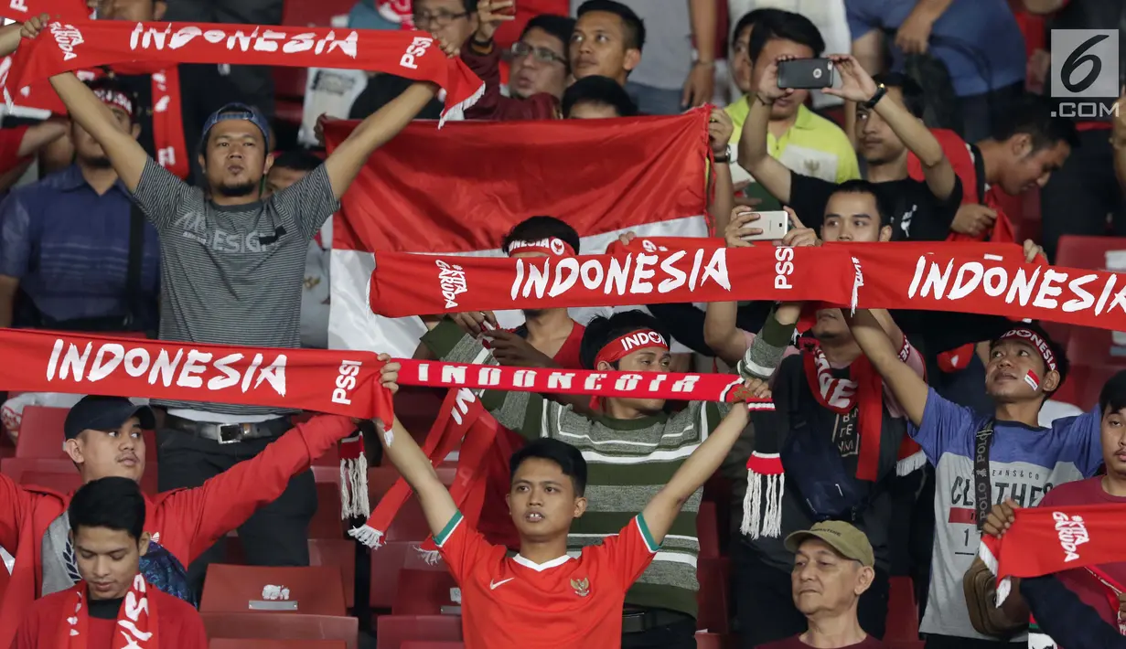 Suporter Tim Garuda membentangkan syal jelang menyaksikan Indonesia melawan Thailand pada laga Grup G Kualifikasi Piala Dunia 2022 zona Asia di Stadion Utama Gelora Bung Karno, Jakarta, Selasa (10/9/2019). Indonesia kalah 0-3. (Liputan6.com/Helmi Fithriansyah)