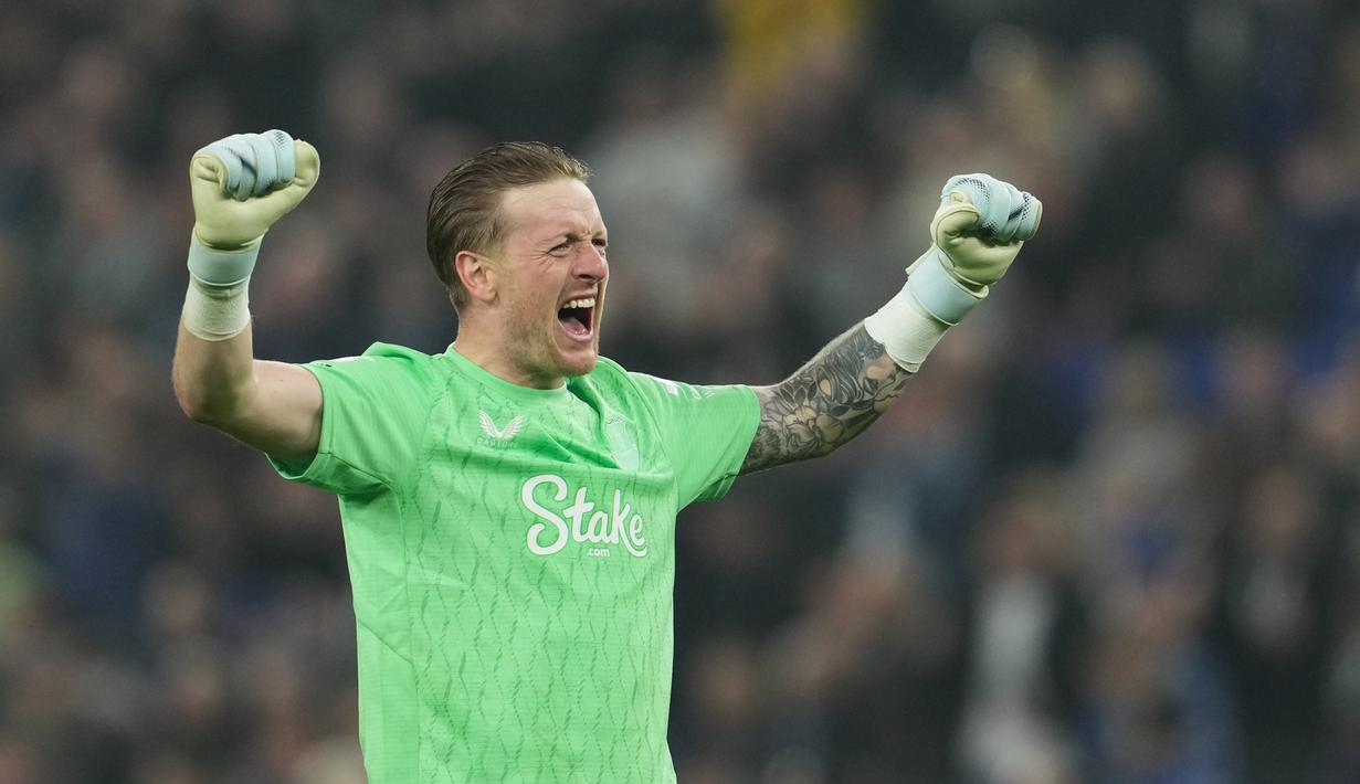 Kiper Everton, Jordan Pickford, merayakan kemenangan saat melawan Chelsea pada lanjutan Liga Inggris di Hill Dickinson Stadium, Minggu (22/3/2026). (AP Photo/Jon Super)