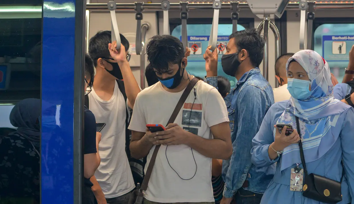 Orang-orang yang memakai masker berdiri di dalam sebuah kereta metro di Kuala Lumpur, 5 Oktober 2020. Malaysia pada Senin (5/10) melaporkan rekor penambahan kasus harian tertinggi lainnya dengan 432 kasus baru COVID-19, menambah total kasus di negara itu menjadi 12.813. (Xinhua/Chong Voon Chung)