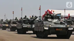 Prajurit TNI menaiki tank saat parade alutsista pada perayaan HUT ke-74 TNI di Lanud Halim Perdanakusuma, Jakarta Timur, Sabtu (5/10/2019). Perayaan HUT ke-74 TNI ini diikuti oleh 6.806 prajurit. (Liputan6.com/JohanTallo)