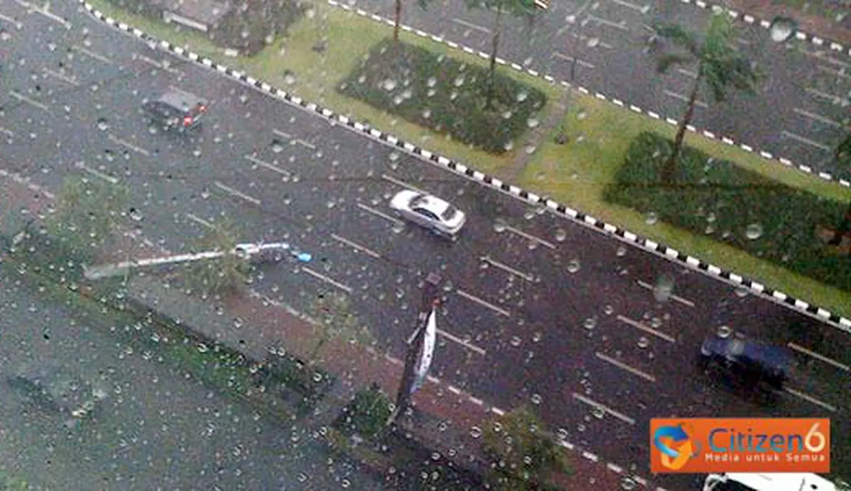 Tiang lampu jalan di samping Mal Senayan City rubuh.

Foto : Spiderio