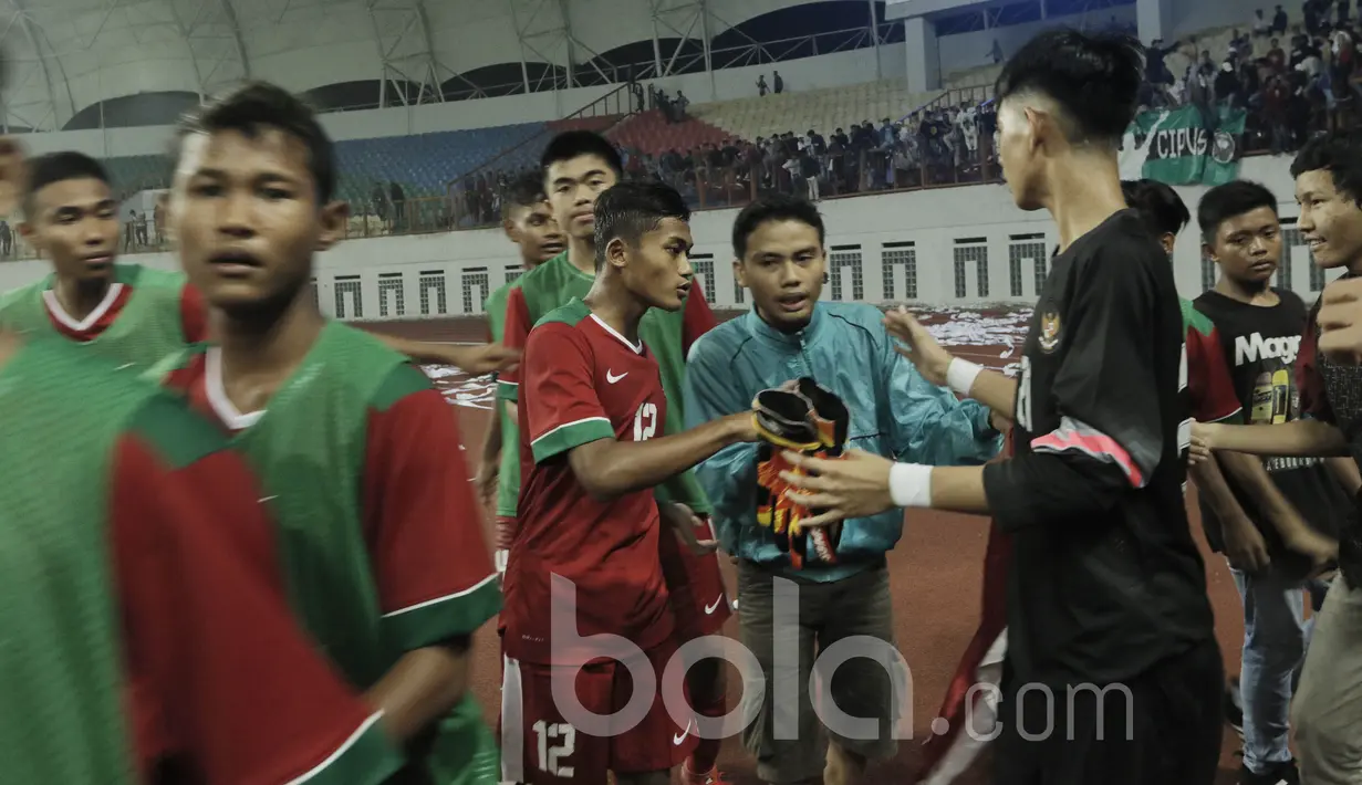 Pemain Timnas Indonesia U-16 menyapa suporter usai pertandingan melawan Singapura pada laga uji coba di Stadion Wibawa Mukti, Cikarang, Kamis, (8/6/2017). Indonesia menang 4-0. (Bola.com/M Iqbal Ichsan)
