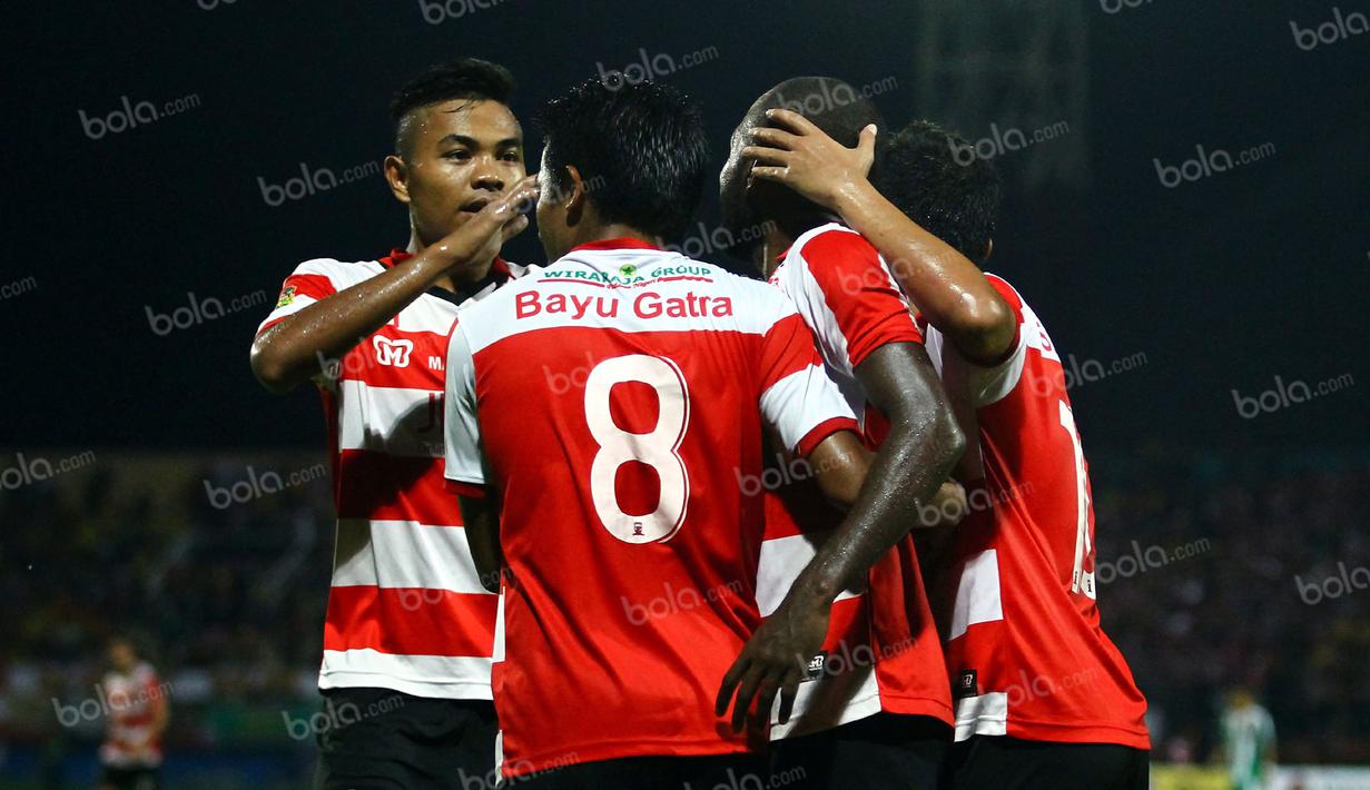 Pemain Madura United merayakan gol ke gawang Deltras dalam laga Trofeo Kapolda Jatim di Stadion Gelora Delta, Sidoarjo, Minggu (24/4/2016). (Bola.com/Zulfirdaus Harahap)