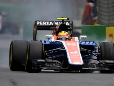 Mobil Pembalap Manor Racing F1 Rio Haryanto terkunci rodanya selama sesi latihan ketiga di Australian Formula One Grand Prix di Melbourne (19/3). Rio akan menjalani seri pertama Formula 1 di Albert Park Minggu, 20 Maret 2015. (REUTERS/Jason Reed)