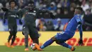 Gelandang Chelsea, Tiemoue Bakayoko, berebut bola dengan pemain Leicester City, Kelechi Iheanacho, pada laga perempat final Piala FA di Stadion King Power, Minggu (18/3/2018). Leicester City takluk 1-2 dari Chelsea. (AP/Frank Augstein)