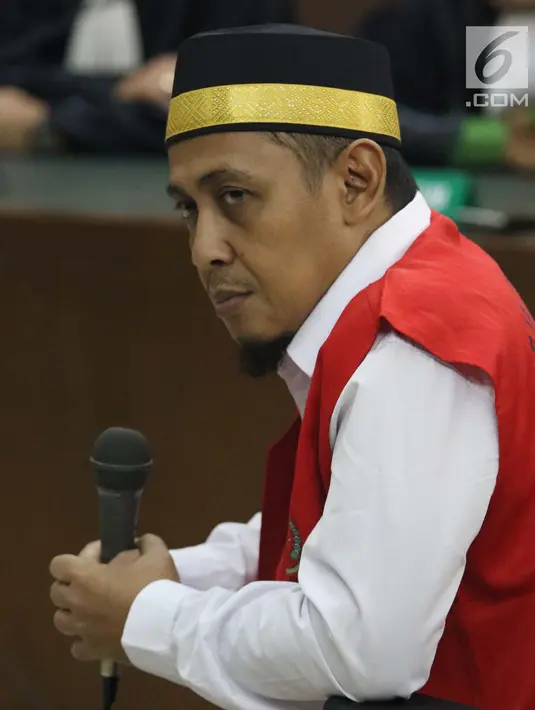 Terdakwa penyebaran berita bohong tentang 7 kontainer berisi surat suara Pemilu 2019 yang telah tercoblos, Bagus Bawana Putrasaat menjalani sidang perdana di PN Jakarta Pusat, Kamis (4/4). Bagus didakwa menyebarkan hoax itu melalui media sosial dan grup aplikasi perpesanan. (Liputan6.com/Helmi Fithr